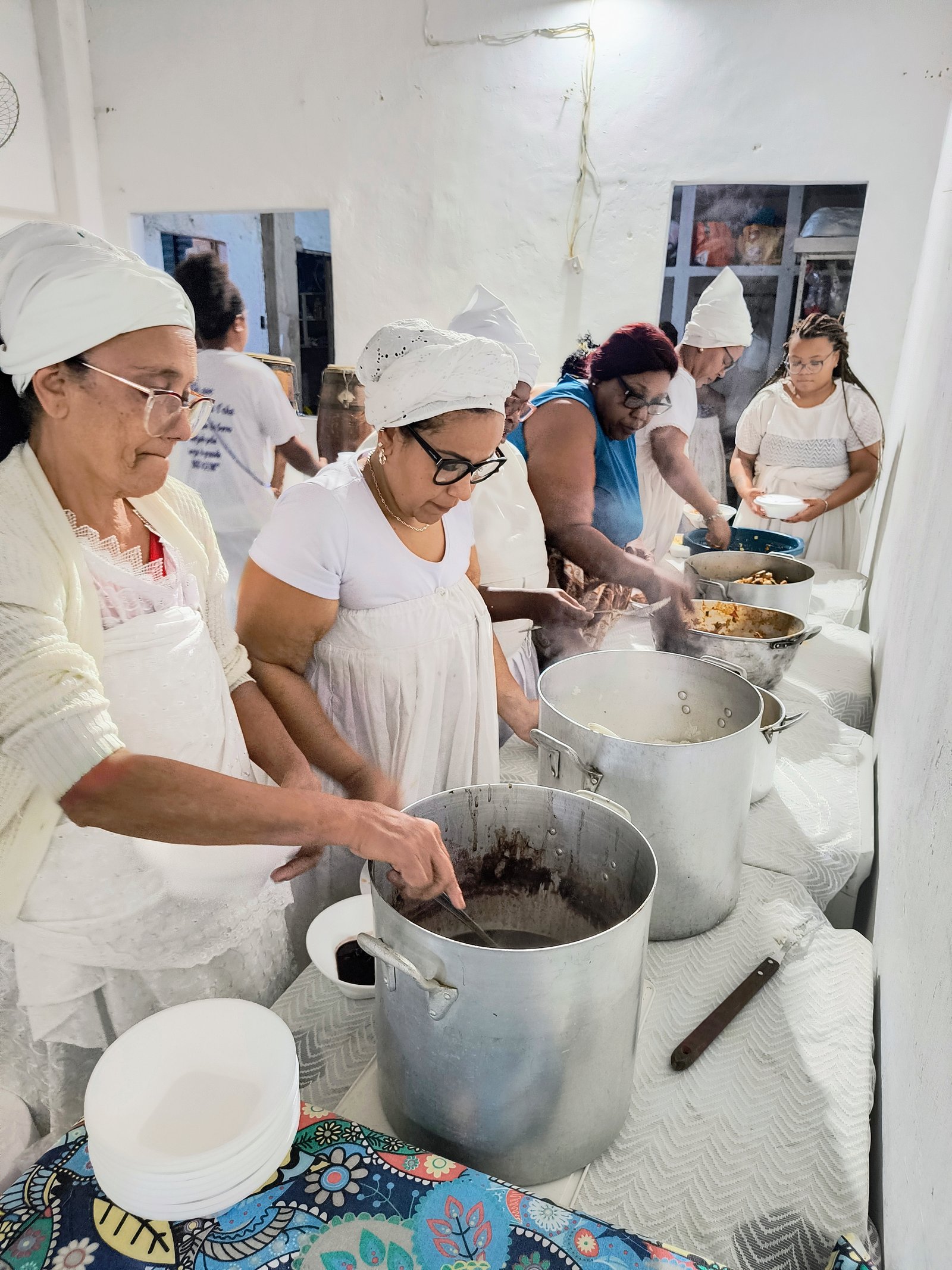 Montando a comida para doação
